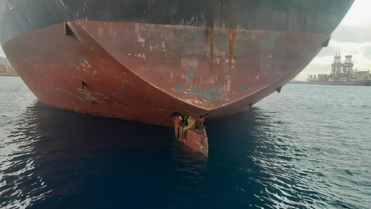 Os três homens foram encontrados na parte de baixo do navio que passou 11 dias em viagem