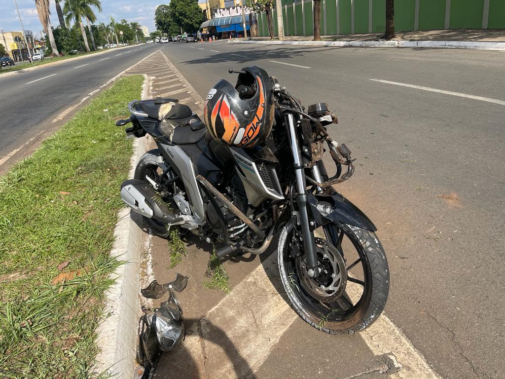 Motociclista morre em acidente depois de colidir com carro na Avenida Leste Oeste, em Goiânia