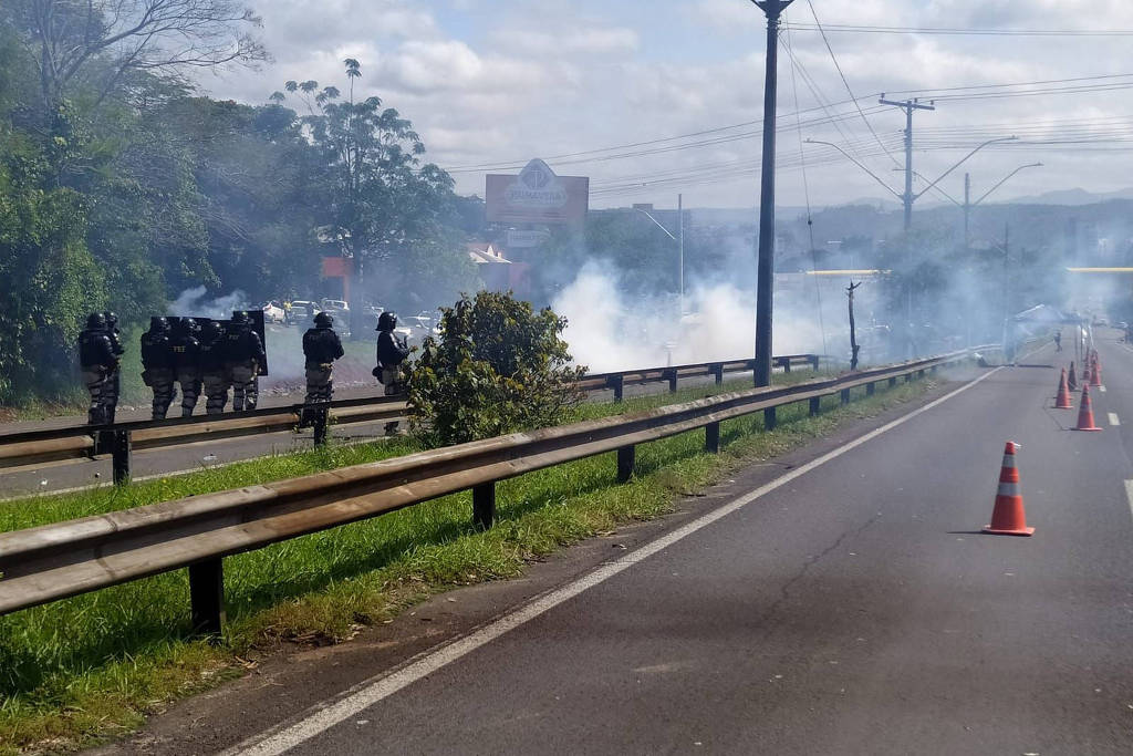 Tropa de Choque da PRF lança bombas de gás lacrimogêneo em manifestantes na BR-116 em Novo Hamburgo - Divulgação/PRF