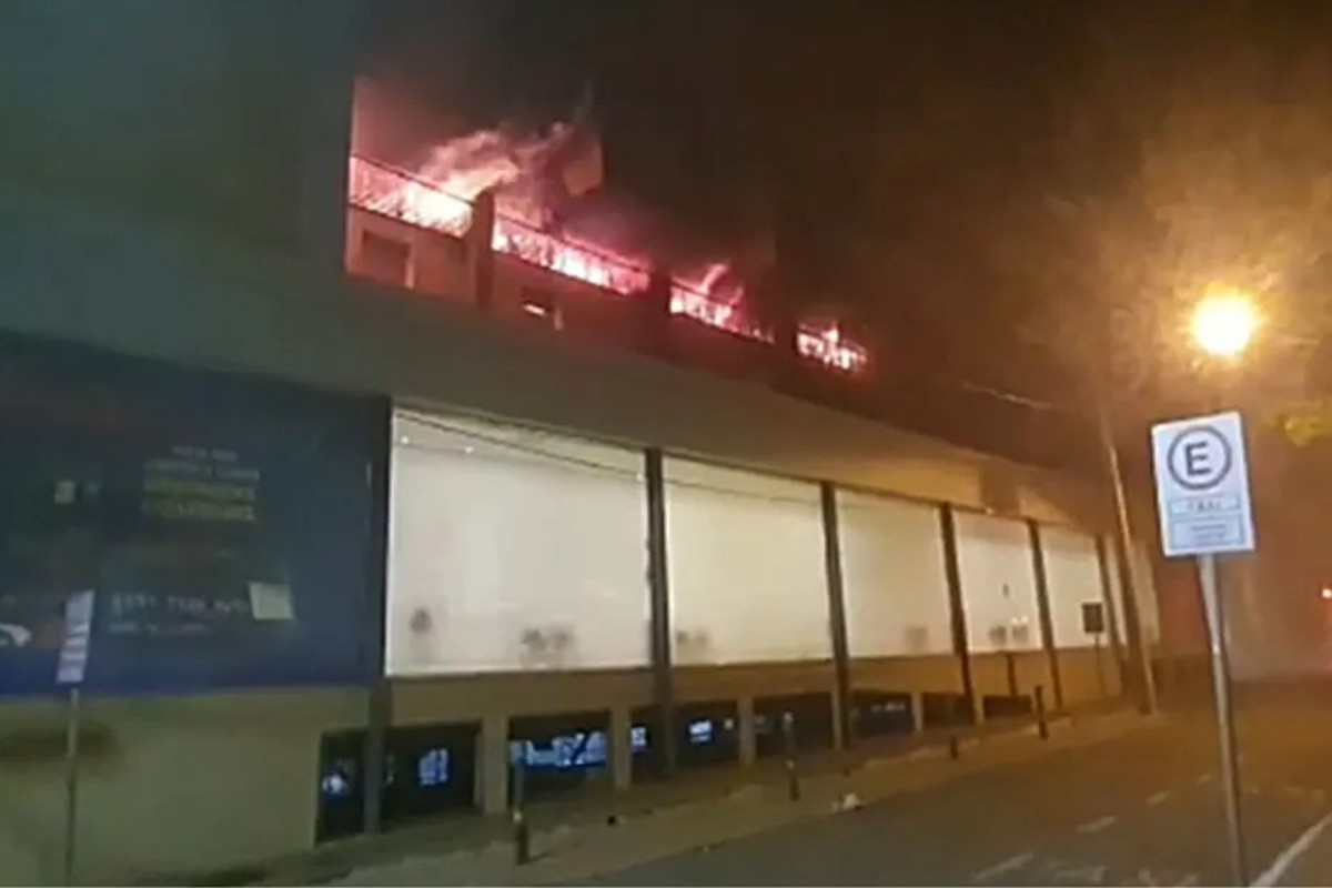 Incêndio atinge supermercado no centro de Goiânia; vídeo (Foto: Bombeiros)