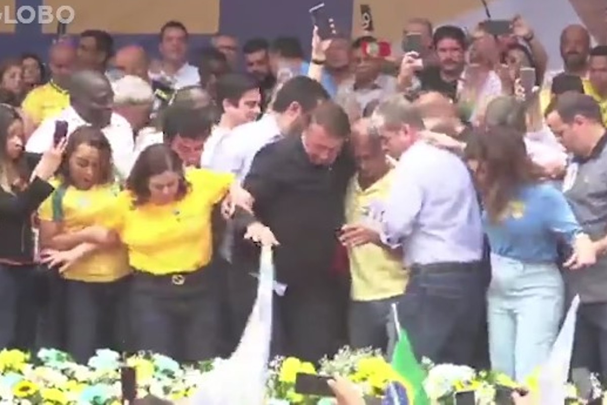 Palco com Bolsonaro cede e dá susto em ato em Caxias; veja vídeo (Foto: Reprodução)