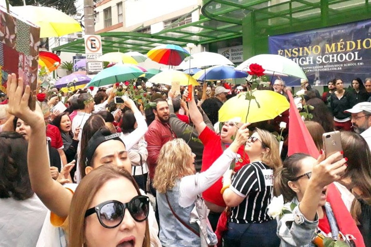 Com distribuição de rosas, Haddad vota em São Paulo (Foto: Divulgação)