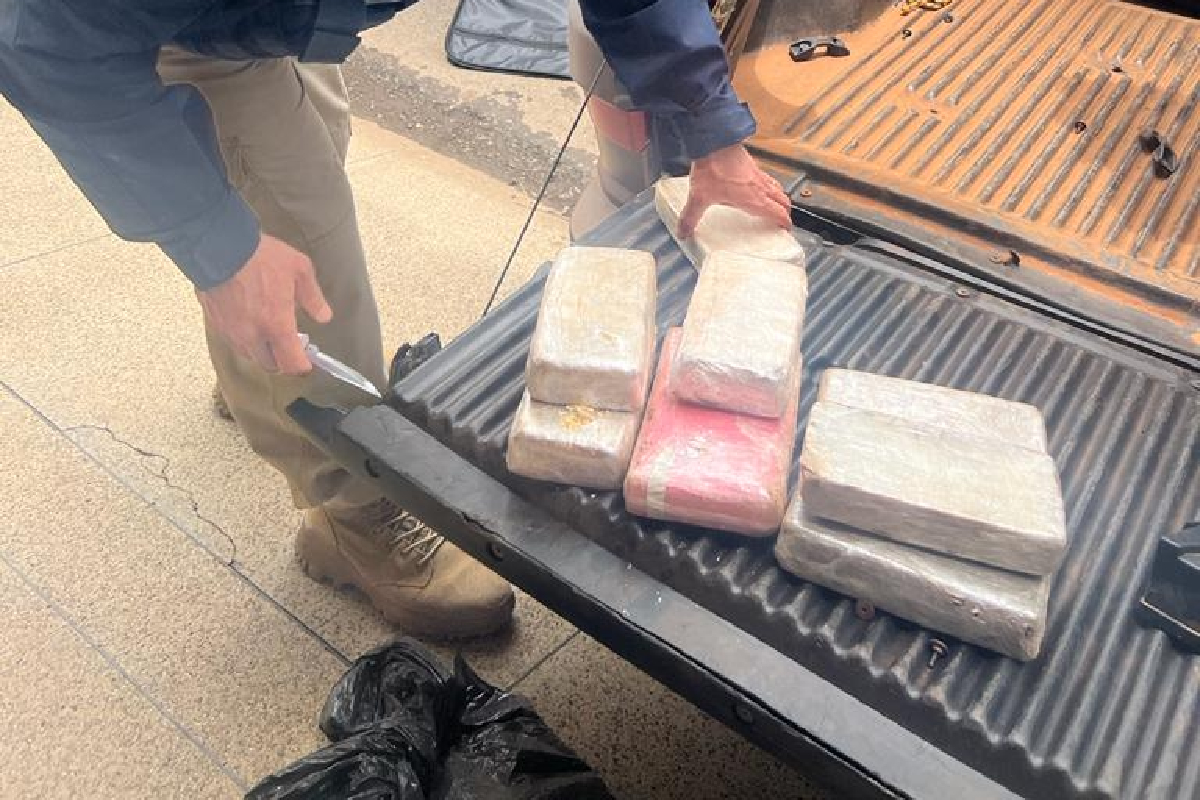 O veículo era conduzido por um homem de 34 anos, que admitiu aos policiais que receberia R$ 3.500 pelo transporte da droga