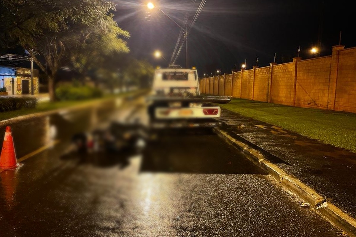 Motociclista morre após colidir contra caminhão estacionado no setor Água Branca, em Goiânia