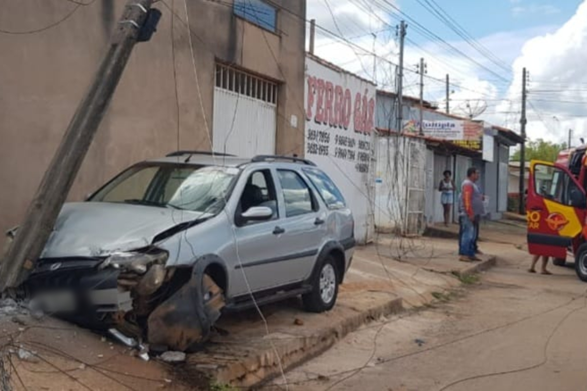 Uma mulher de 53 anos passou mal enquanto dirigia seu veículo FIAT/PALIO e acabou o colidindo contra um poste, em Formosa. Caso aconteceu por volta das 14 horas desta quinta-feira (17), no Jardim Oliveira.
