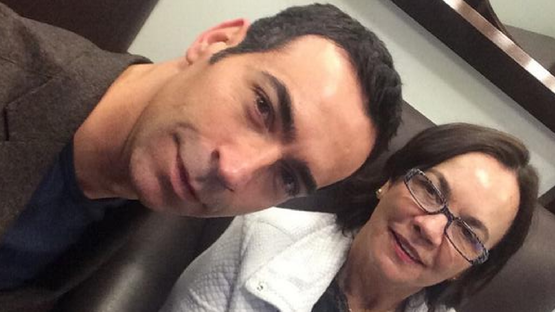 Apresentador do Jornal Hoje agradeceu mensagens de apoio Cesar Tralli homenageia a mãe, morta em queda de avião: 'Amor eterno'