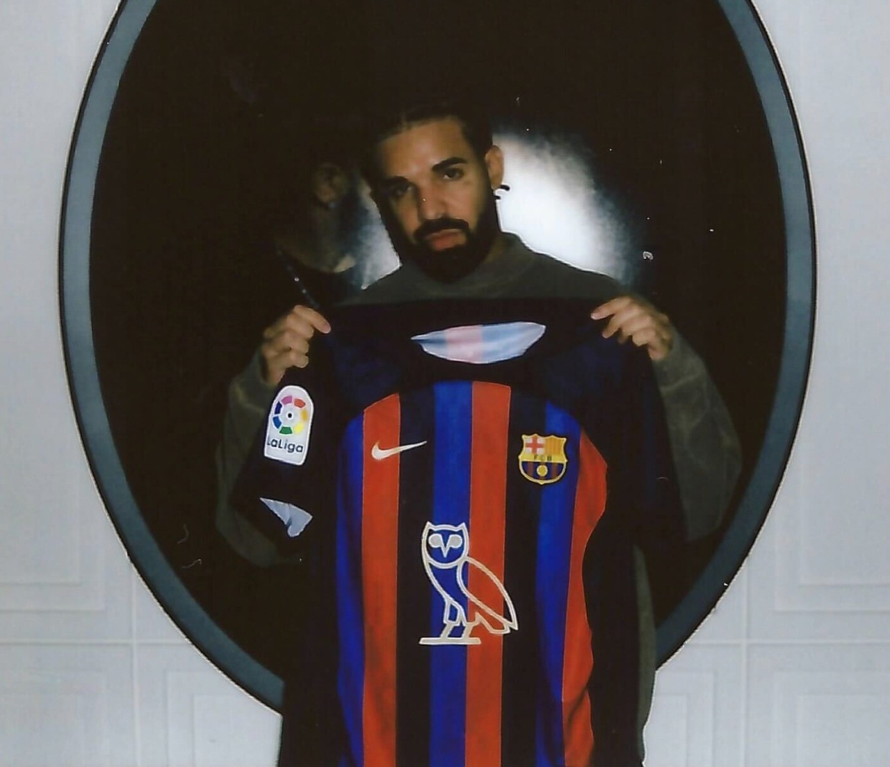 Rapper Drake com a camiseta do Barcelona e seu simbolo