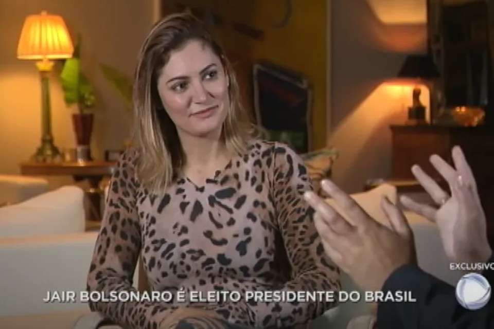 Defesa do marido, gafe e libras: Relembre a primeira entrevista de Michelle Bolsonaro, em 2018 (Foto: Reprodução)
