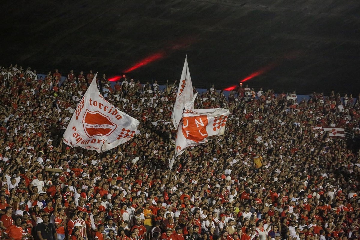 Torcida do Vila Nova no estádio Serra Dourada