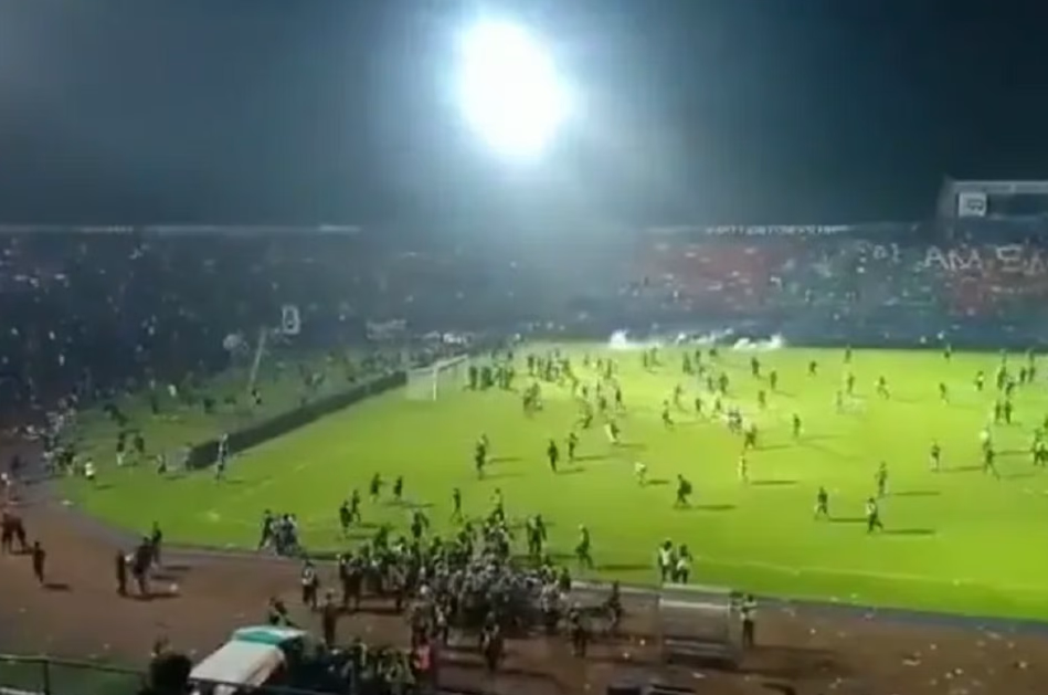 Chefe da polícia é demitido após tragédia com mortos e feridos em estádio na Indonésia