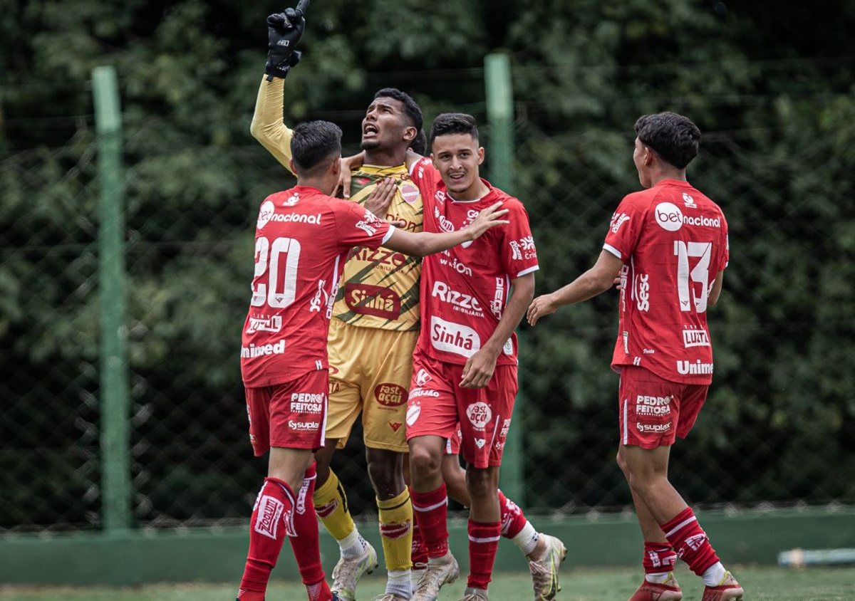 Jogadores do Vila Nova comemoram classificação para final no Sub-17