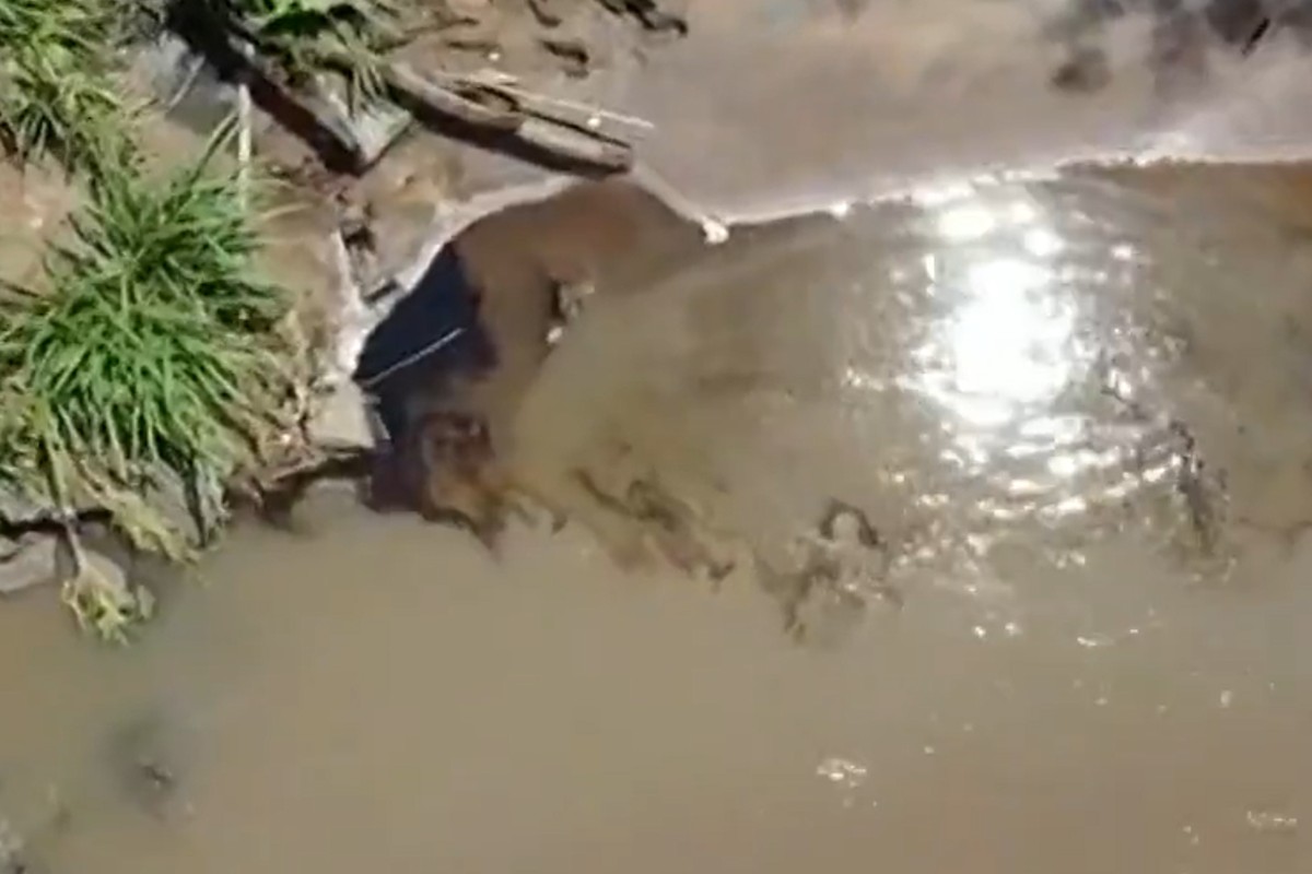 Óleo que caiu em córrego após vazamento em empresa de asfalto não afeta o abastecimento de água