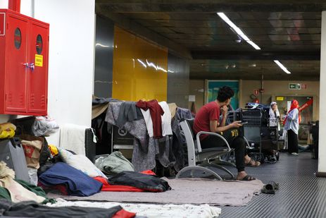 Mais de 100 afegãos continuam acampados no Aeroporto de Guarulhos