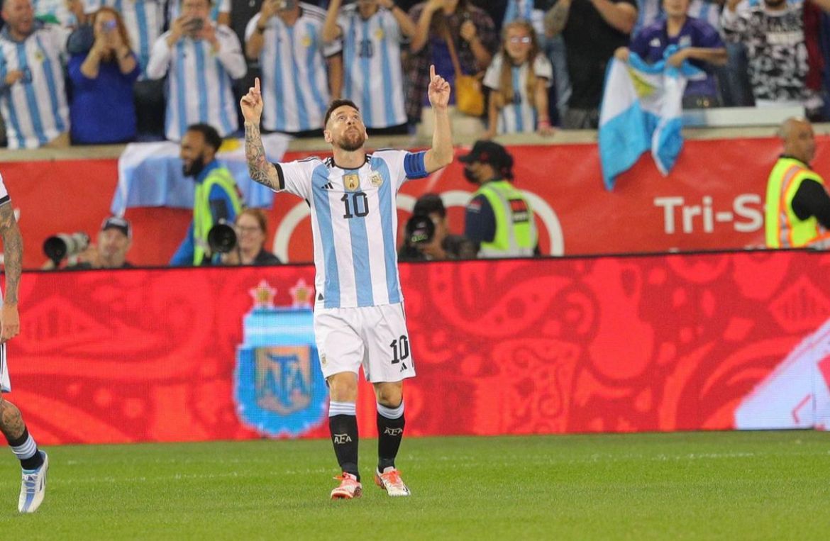 Lionel Messi comemorando gol marcado pela Argentina