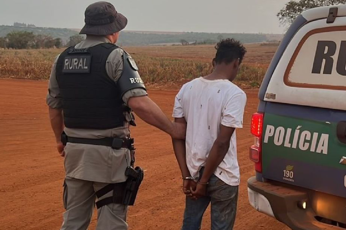 A Polícia Militar (PM) prendeu, nesta segunda-feira (7), um homem suspeito de tentar matar o colega de trabalho com golpes de machado na cabeça. Crime e prisão ocorreram em uma região rural de Jataí, no Sudoeste de Goiás.
