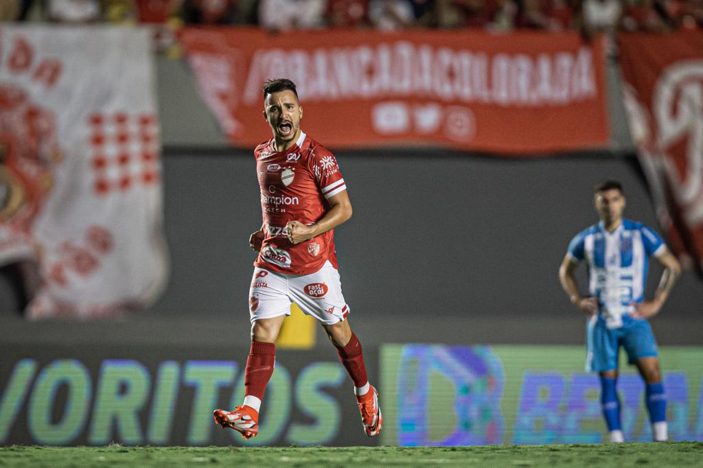 Matheuzinho comemorando gol marcado pelo Vila Nova