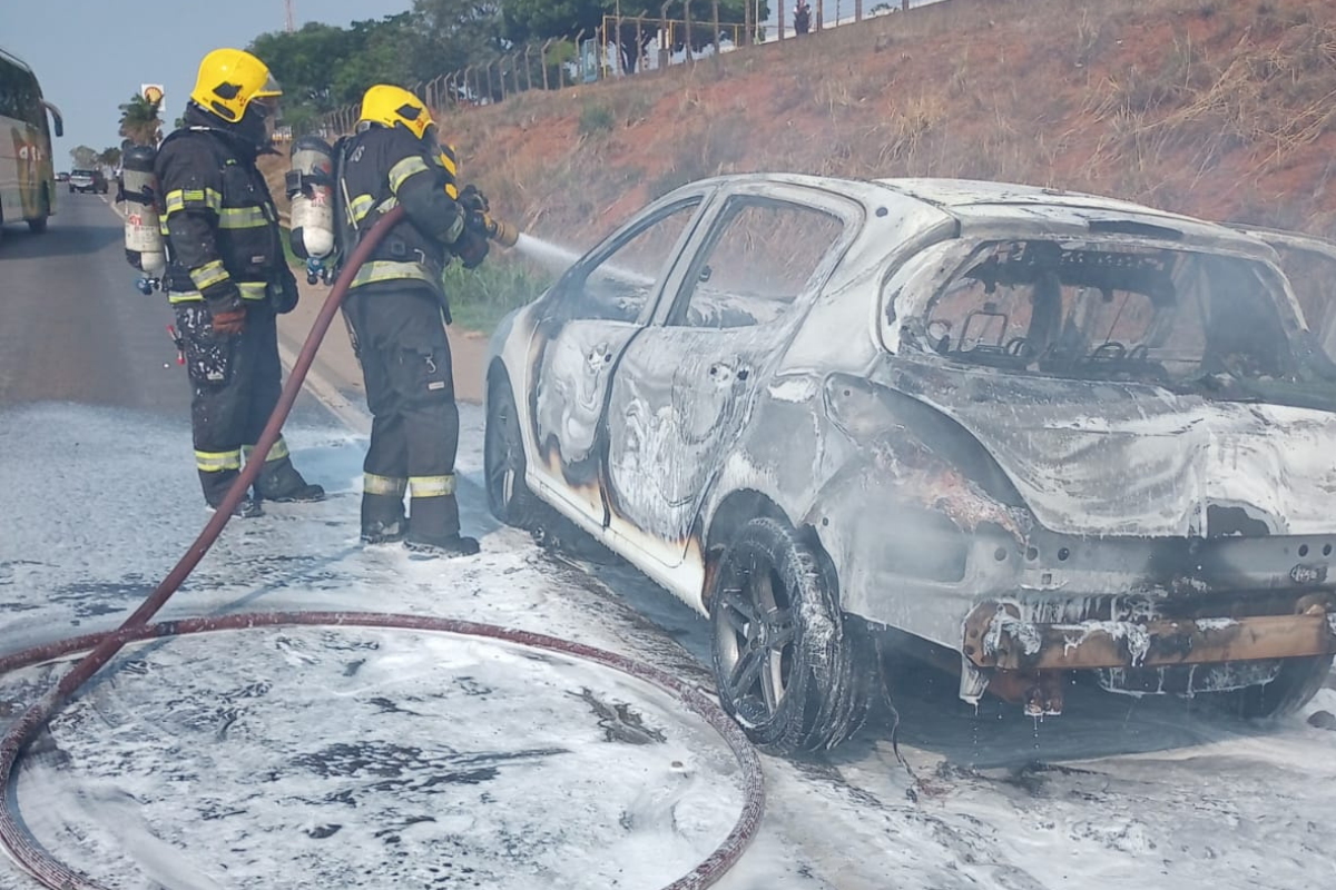 Carro pegou fogo, em Anápolis. (Foto: Bombeiros)