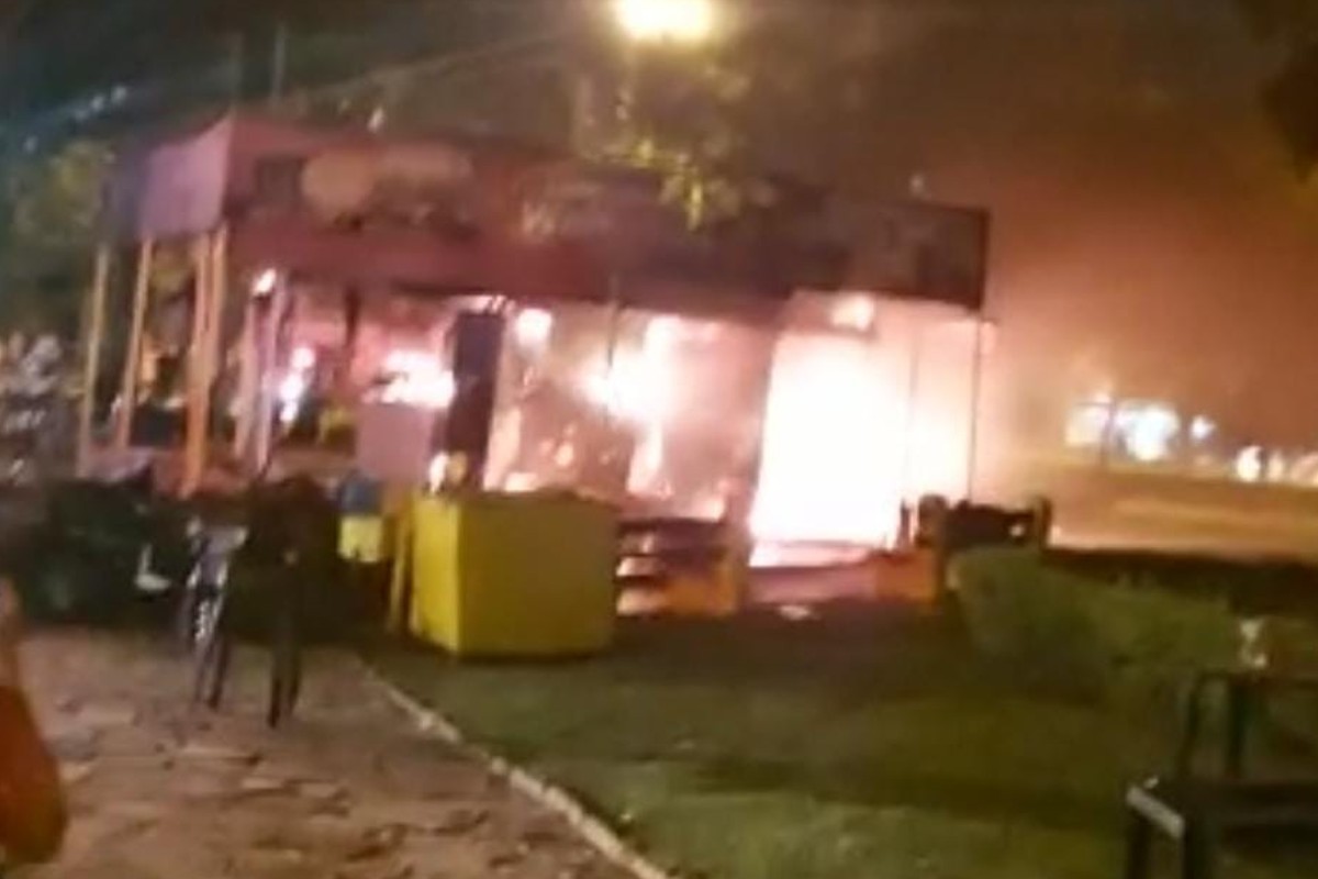 Fogo começou na chapa e espalhou rapidamente ao se misturar com a caixa de gordura do local 