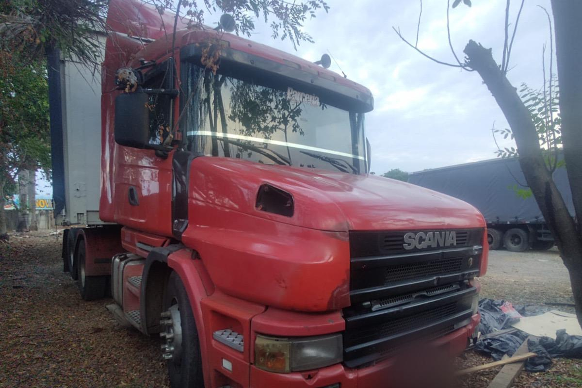 Caminhão e carreta usados na subtração de uma carga de bebidas foram apreendidos em Morrinhos
