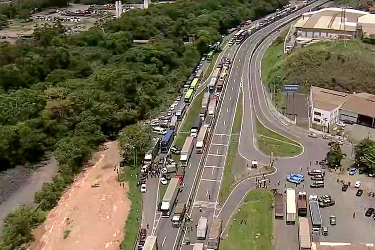 Manifestantes bloqueiam rodovia Presidente Dutra, no Rio de Janeiro (Foto: Reprodução/TV Globo)