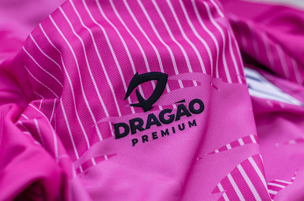 Camisa Rosa do Atlético Goianiense com a nova logo da Dragão Premium