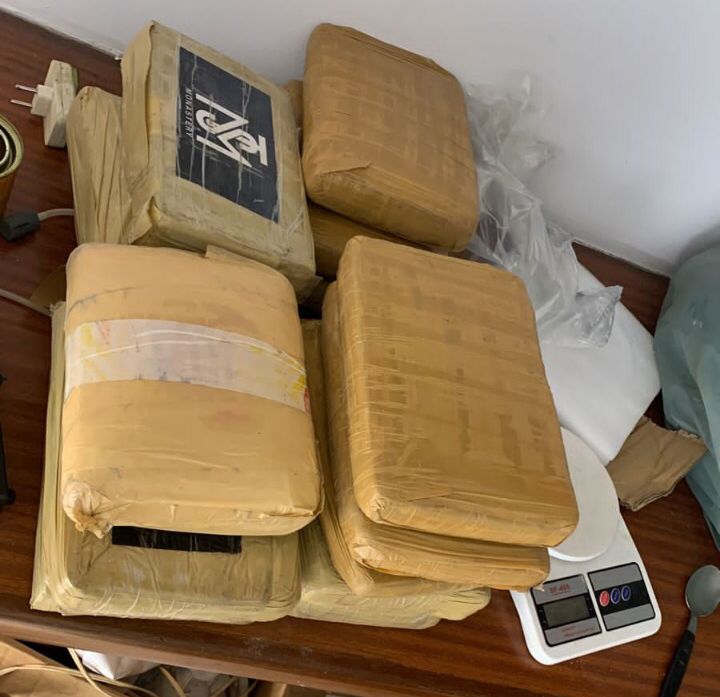 Foram apreendidos aproximadamente 15 kg de peças de maconha (Foto: PM)