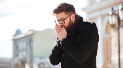 Neve provoca caos nos transportes e morte de três crianças no Reino Unido; vídeos