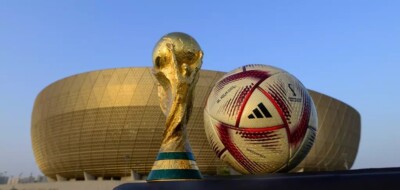 Bola e trofeu da Copa do Mundo do Catar 2022