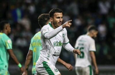 Guilherme Parede comemorando gol pelo Juventude