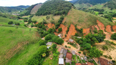 O deslizamento de terra ocorreu na zona rural da cidade de Antônio Dias, no Vale do Rio Doce, em Minas Gerais. (Foto: divulgação/Corpo de Bombeiros)