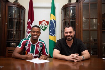 Keno assinando contrato com o Fluminense