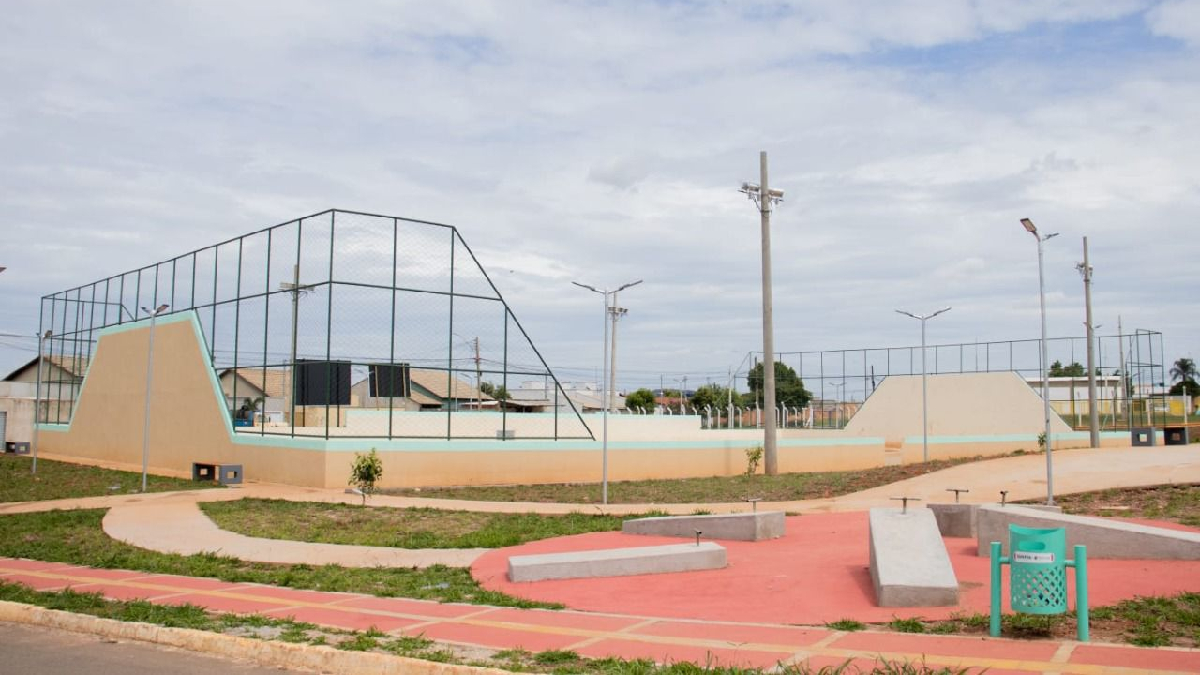 Área de lazer conta com playground, estação de ginástica ao ar livre, quadra poliesportiva, arquibancada, área reservada para feiras e estacionamento (Foto: Prefeitura de Senador Canedo)