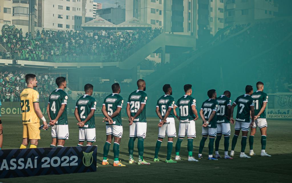 Jogadores do Goiás perfilados na Serrinha