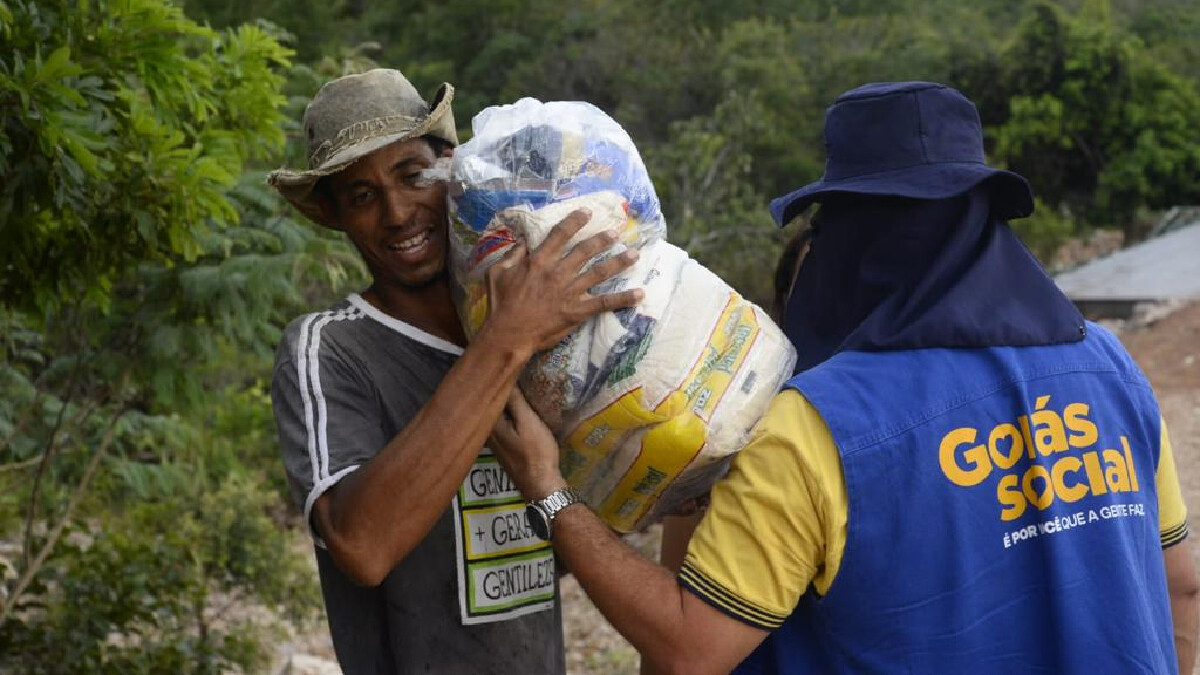 A Operação Nordeste Solidário, do Governo de Goiás, está distribuindo 15 mil cestas básicas à 18 municípios afetados pelas chuvas no estado.