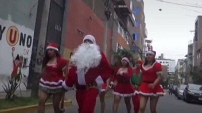 'Papai Noel' e seus ajudantes capturam o 'Grinch' que vendia drogas no Peru