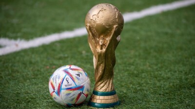 Bola e taça da Copa do Mundo 2022