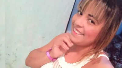 A Polícia Militar (PM) prendeu um jovem de 18 anos suspeito de matar a companheira Maria Lucineide, também conhecida como Lunara, com golpes de canivete. O crime de feminicídio aconteceu na madrugada de segunda-feira (26), em São Domingos, região nordeste de Goiás. No dia seguinte, a vítima foi sepultada na cidade de Formosa.