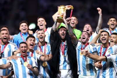 Messi levantando a taça da Copa do Mundo