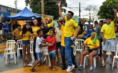 Torcida goiana comemora gol do Brasil no setor Cândida de Morais