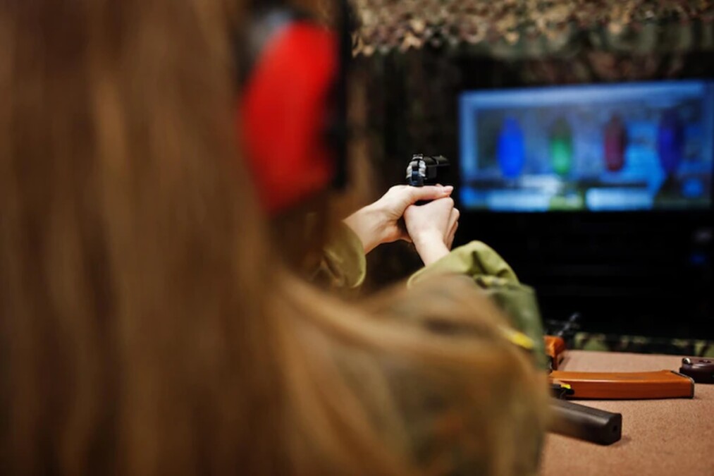 Assembleia decide se derruba ou mantém veto de Caiado à bolsa-arma para mulheres vítimas de violência