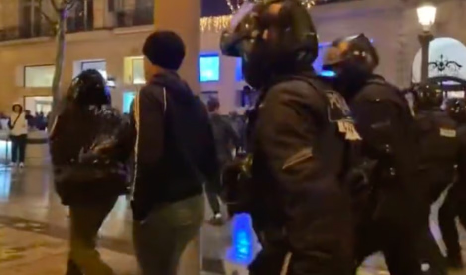 Policiais franceses prendendo vandalos