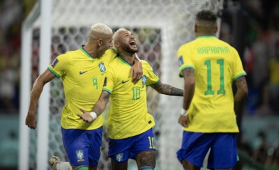 Jogadores da seleção brasileira comemoram gol