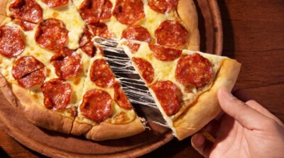 Briga por entrega de pizza acaba em dedo arrancado por mordida, no Reino Unido; entenda