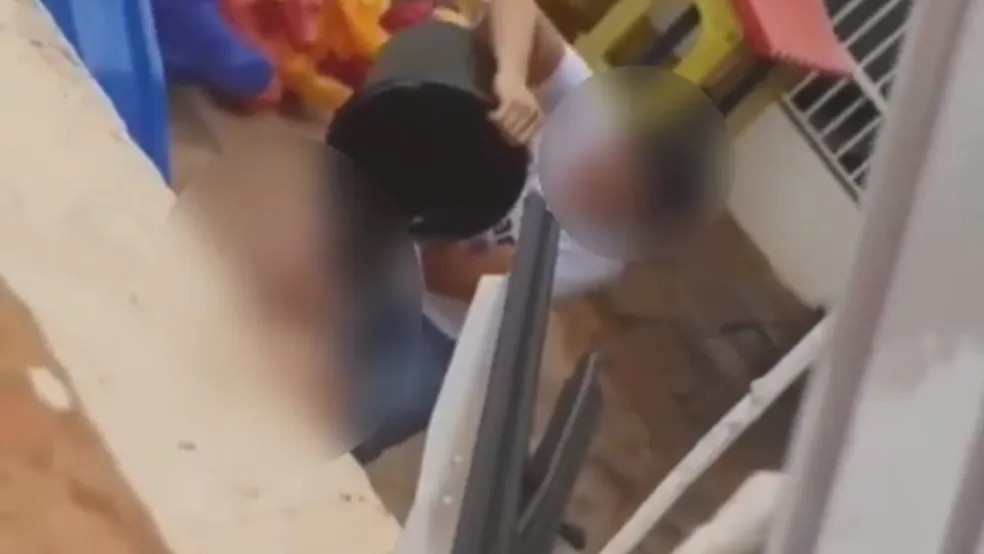 Secretaria de Educação apura a denúncia de maus-tratos Professora é flagrada jogando baldes de água em menino autista, em MG; vídeo