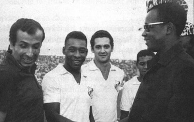 Rei Pelé com o Santos na Africa