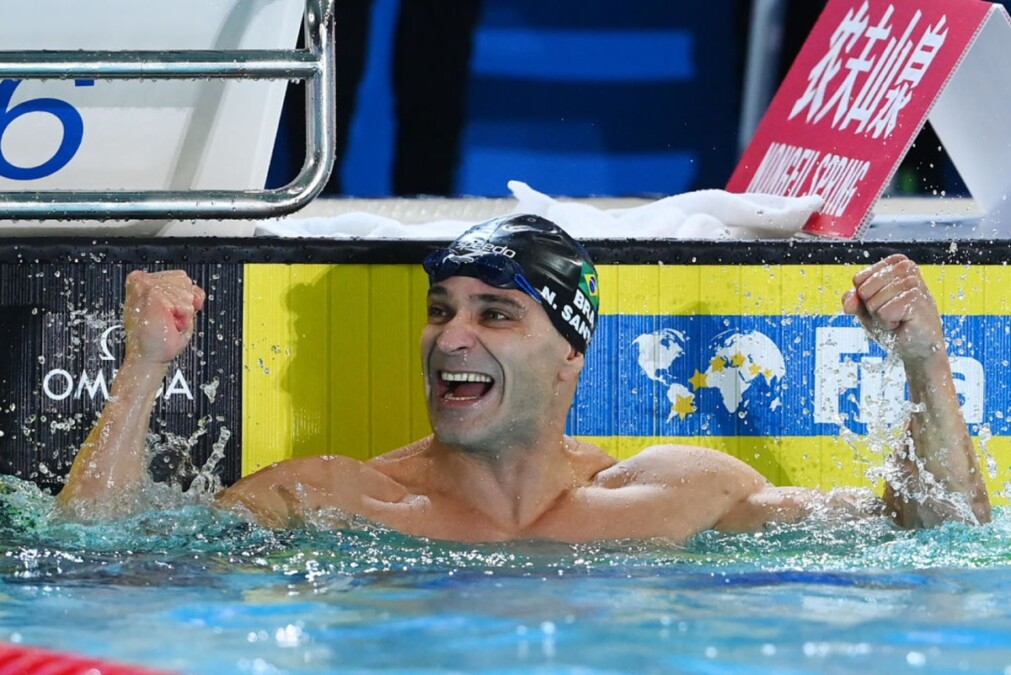 Nicholas Santos comemora título no mundial de natação