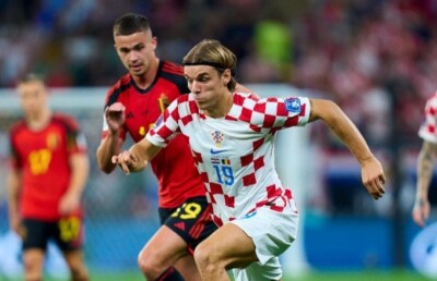 Jogadores de Croacia e Belgica disputam bola