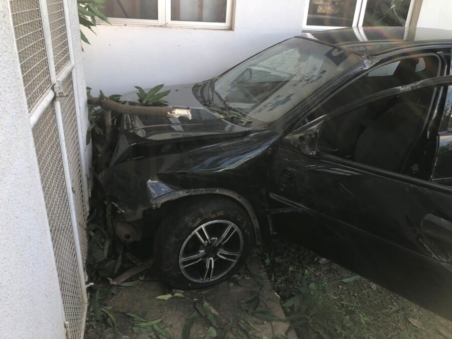 Carro desgovernado invade posto de saúde no Setor Criméia Oeste, em Goiânia