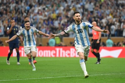 Lionel Messi comemorando gol marcado de pênalti