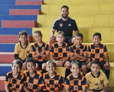 Jogadores do sub-9 do Formiguinhas juntamente com o treinador